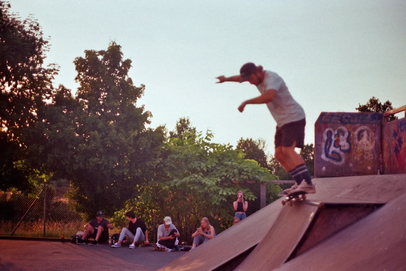Skater dropt in über den Dächern von Passau
